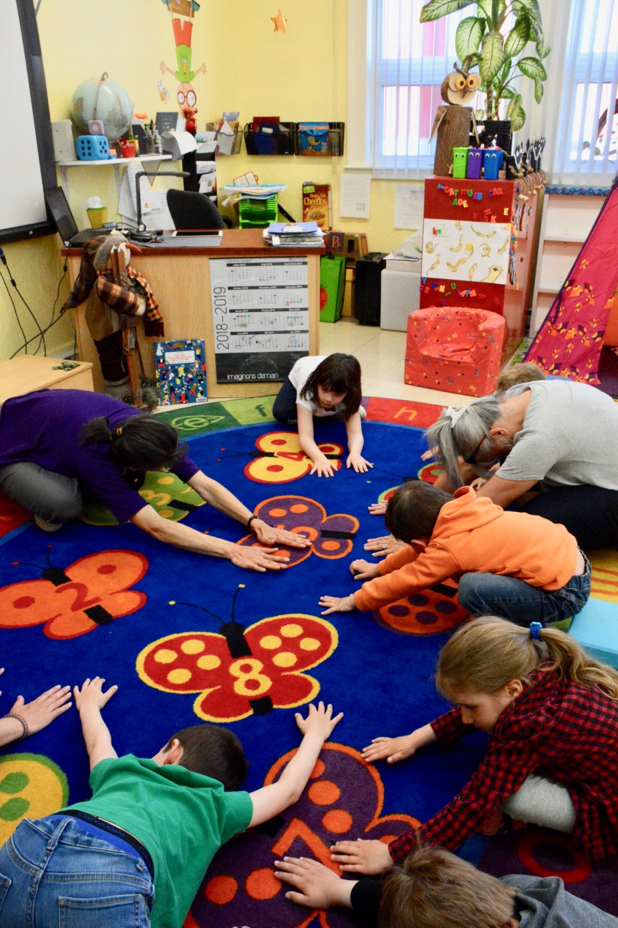 Étirements pendant la séance de méditation à l'école, en maternelle